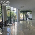 Mặt bằng trống suốt tiện kd (coffe, showroom,...) 100m2 - ngay góc 2mt phường an phú. giá bán 28 triệu/th