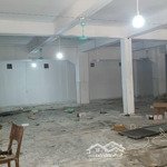 Cho thuê kho xưởng, 350m2, tường xây, mái bê tông sạch đẹp, điện 3 fa, xe công đỗ, có vat, 145k/m2