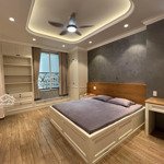 Căn hộ 1 phòng ngủ lớn 40m2, bếp rộng, cửa sổ lớn, full nội thất, tại huỳnh tịnh của, quận 3