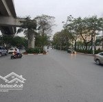 Cho thuê mặt bằng tại 31 hoàng cầu, đống đa 260m2, mt15m thông sàn, kinh doanh,ô tô tránh