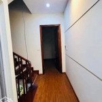 Bán nhà mặt phố phạm tuấn tài 50m2,mặt tiền4.5m. giá bán 12.6 tỷ. phân lô. ô tô tránh.