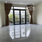 Cho thuê phòng mới xây 40m2 giá bán 3 triệu, ndt, phú hữu, bao hết phí, có ban công rộng 5m, giờ tự do