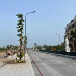 Sinh sống và làm việc tại khu hành chính agora city, xây dựng chuẩn kiến trúc châu âu.