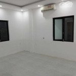 Phòng có máy lạnh tolet có máy nước nóng liên hệ mạnh