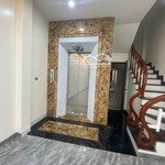 Chính chủ bán nhà măt phố nguyên văn cừ 50 m2.6 tang mt 4 m gia 11 ty