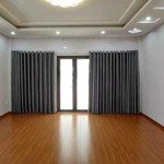 Bán nhà giang biên lb 100m2 , 5 tầng ,mt5.35m , có khe thoáng rộng 1m phía hậu giá bán 11.5 tỷ