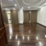 Cho thuê tòa nhà vp tại ngõ 25 lê văn lương. dt: 162m2 * 6t + 1 hầm. mt: 11m, thông sàn, pccc