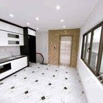 Bán nhà 30m2, thang máy, ngõ gần ngã tư sở.