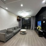 Chính chủ bán căn 2 phòng ngủ r4 royal city 105,8m2, ban công đông nam, view quảng trường rất đẹp