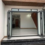 Cho thuê tầng trệt nhà mới xây 95m2 có sân rộng rãi