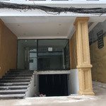 Cho thuê toà nhà nhiều phòng, ngủ, phù hợp kinh doanh dịch vụ apartment. sân thượng view hồ tây