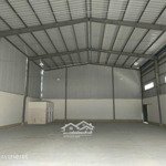 Khuôn viên 550m2, kho xây 350m2. cao 7 - 8m. có vp, chỗ giữ xe. kho rất đẹp và chắc chắn