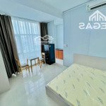 Studio cửa sổ trời full nội thất gần cầu vượt cây gõ