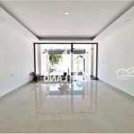 Cho thuê vănphòng_mbkd_showroom trệt 5x20 có hầm sang trọng ng quý đức