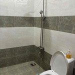 1phòng ngủ 30m2 và 1 bếp riêng có máy lạnh