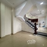 Cho thuê villa phố cực đẹp, ngay gigamall, 3 lầu, 4 phòng ngủ sân xe 7 chỗ.