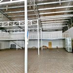 Kho xưởng 375m² có gác lửng, mặt tiền ngang 15m trong kdc 586