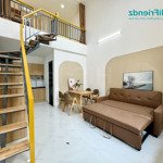 Duplex trần cao thông thoáng, nhà hướng sông mát mẻ, được trang bị đầy đủ nội thất, ô tô free