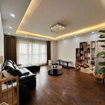 Chính chủ cần bán gấp căn hộ 123,6m2 căn góc siêu thoáng đẹp nhà full đồ tầng trung giá siêu rẻ