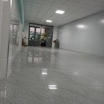 Cho thuê nhà mới đường kênh tân hóa. dt 200m2. có sân rộng để xe. làm lớp học. yoga. văn phòng