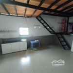 Phòng có gác cửa sổ thoáng. rộng 30m2. đường nguyễn văn linh