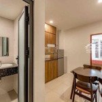 Cho thuê căn hộ 1 phòng ngủ tách bếp bancol ,thang máy ,full nội thất
