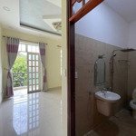 Phòng ban công, máy lạnh, bếp wc riêng, giờ tự do 4 triệuiệu trong nhà nguyên căn