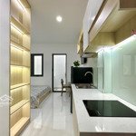 Trống sẵn studio nội thất đẹp còn mới có cửa sổ và ban công hoà hảo quận 10