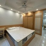 Cho thuê căn hộ dv nhà mặt đường, ban công view phố, 1 ngủ lớn full đồ, gara q.ba đình, giá 9tr