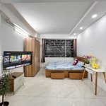 Cuối tháng mình trống lại căn studio cửa sổ ngay phan xích long