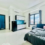 Trống sẵn studio cửa sổ lớn