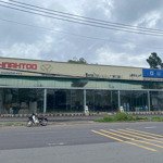 Showroom mặt tiền 1000m2 xa lộ hà nội, đối diện suối tiên 70tr. kế trường cảnh sát. lh: 0762903741