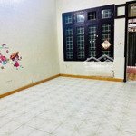 Cho thuê biệt thự cũ ngõ 164 nguyễn văn cừ, rộng 240m2, làm kho, vp, ở, ngõ lớn. ô tô đỗ cửa, 10tr