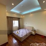 Cho thuê căn hộ tòa nhà 57 láng hạ, diện tích 142m2, 3 phòng ngủ 2 vệ sinh giá bán 18 triệu/ tháng. full đồ.