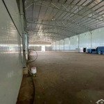 Cho thuê kho 2000m2 mặt tiền ql26