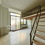 Duplex ban công đẹp mê ly nằm phố ẩm thực