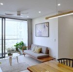 Chính chủ gửi bán 2 phòng ngủ82m2 đẹp góc hướng đông nam tầng cao có nội thất xịn giá bán 4.6 tỷ thương lượng