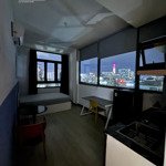 Studio cửa sổ view landmark