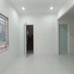 Cho thuê nhà nguyên căn mặt phố nguyễn ngọc vũ - cầu giấy - hà nội dt: 70m2x5t mt: 15m-giá 56 triệu