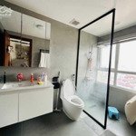 Nóng cần bán gấp căn hộ 3 phòng ngủ- 110m2 ban công đông nam tầng trung view đẹp.gía 5.1 tỷ