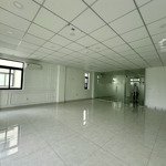 Văn phòng tầng 3 7x20m có sẵn vách kính, hầm để xe giá bán 13 triệu