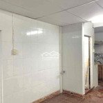 Cho thuê căn hộ lầu 1 thang bộ 2pn 1wc nhà trống ko nội thất