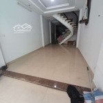 Nhàhẽm xe hơiđường nguyễn hồng đào 4x20m 2 lầu 5 phòng ngủcó thang tời hàng