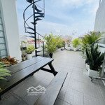 Cho thuê căn penthouse 2pn hiện đại - gần hàn thuyên