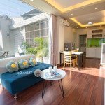 Cho thuê căn hộ 1 phòng ngủ balcony sân vườn diện tích 60m2 , máy giặt riêng , ngay cầu bông quận 1