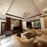 Cho thuê nhanh biệt thự vinhome bason, quận 1,diện tích546m2 sàn, 1 trệt 3 lầu+sân thượng, giá bán 160 triệu