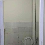 Cho thuê nhà trệt có sẵn máy lạnh tủ lạnh, 2pn 1wc, gần chợ, công an