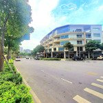 Shophouse góc 3 mặt tiền - 1.600m2, hoàn thiện cao cấp, bàn giao ngay, vị trí siêu đẹp.