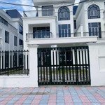 Chuyển nhượng căn biệt thự song lập 300m2 với tiến độ vào tiền 30%, view công viên, chỉ 5x triệu/m2