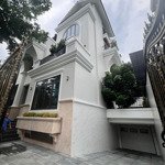 Cho thuê villa hồ bơi, sân vườn tthc quận 2: 14m x 20m. hầm, 4 lầu. tín 0983960579